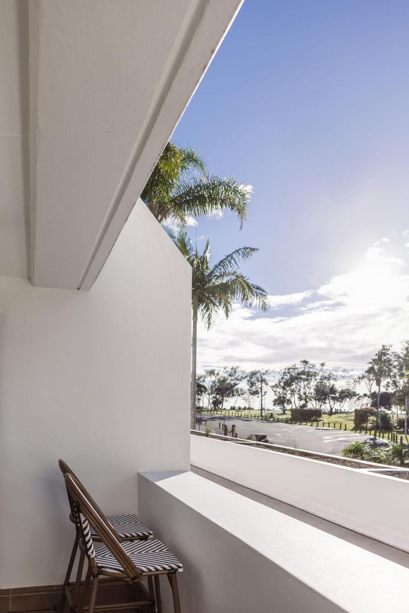 Waves Byron Bay Hotel Bagian luar foto