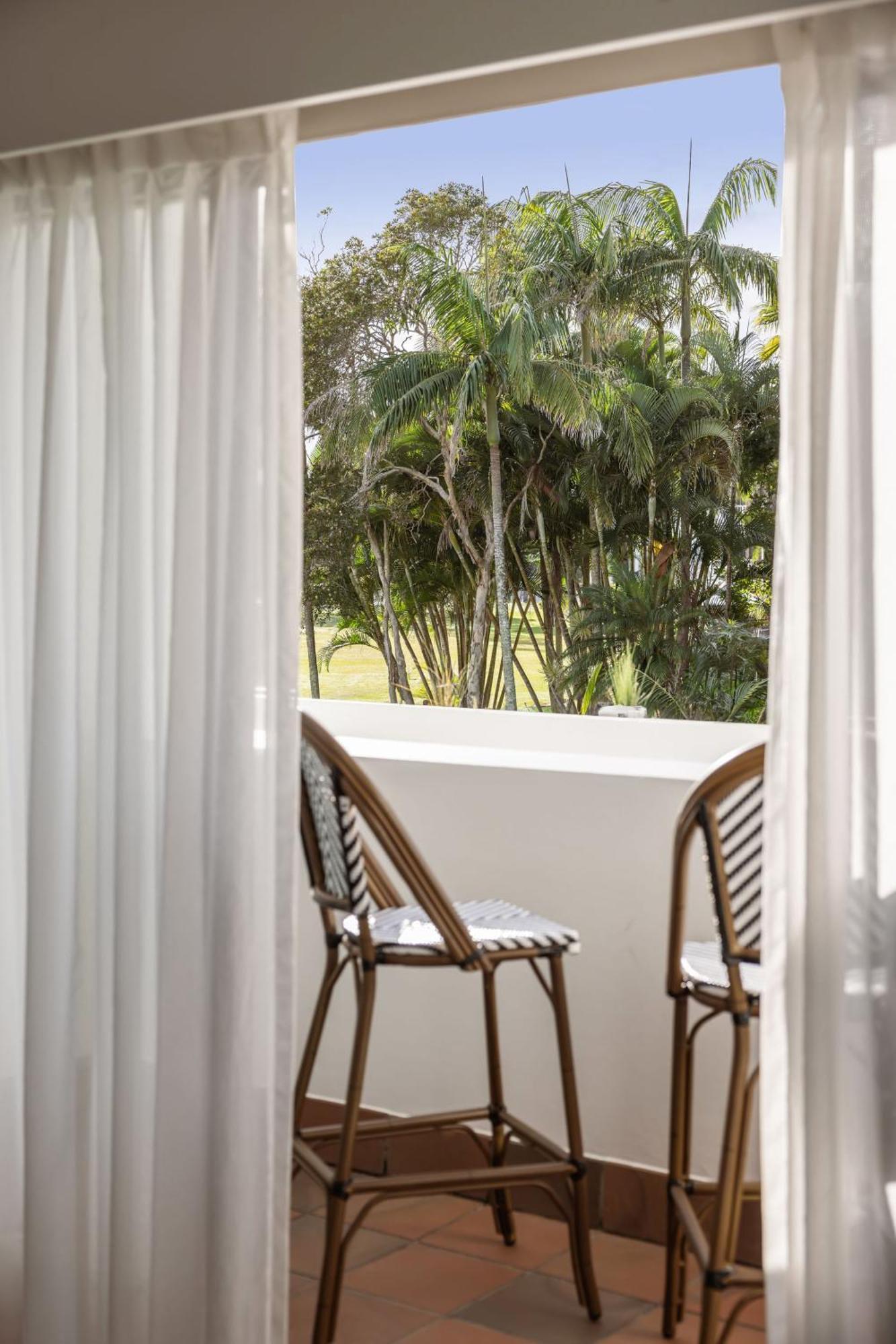 Waves Byron Bay Hotel Bagian luar foto