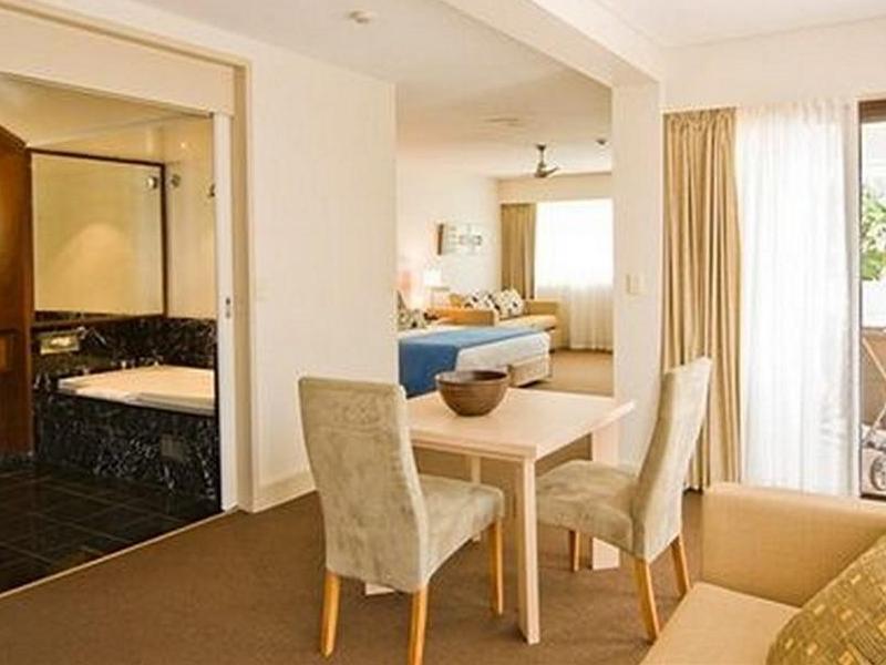 Waves Byron Bay Hotel Bagian luar foto