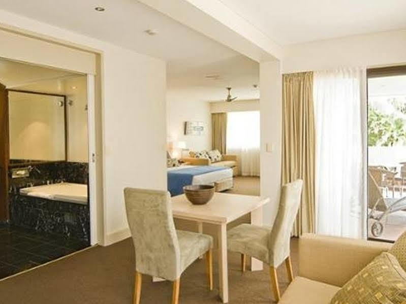 Waves Byron Bay Hotel Bagian luar foto