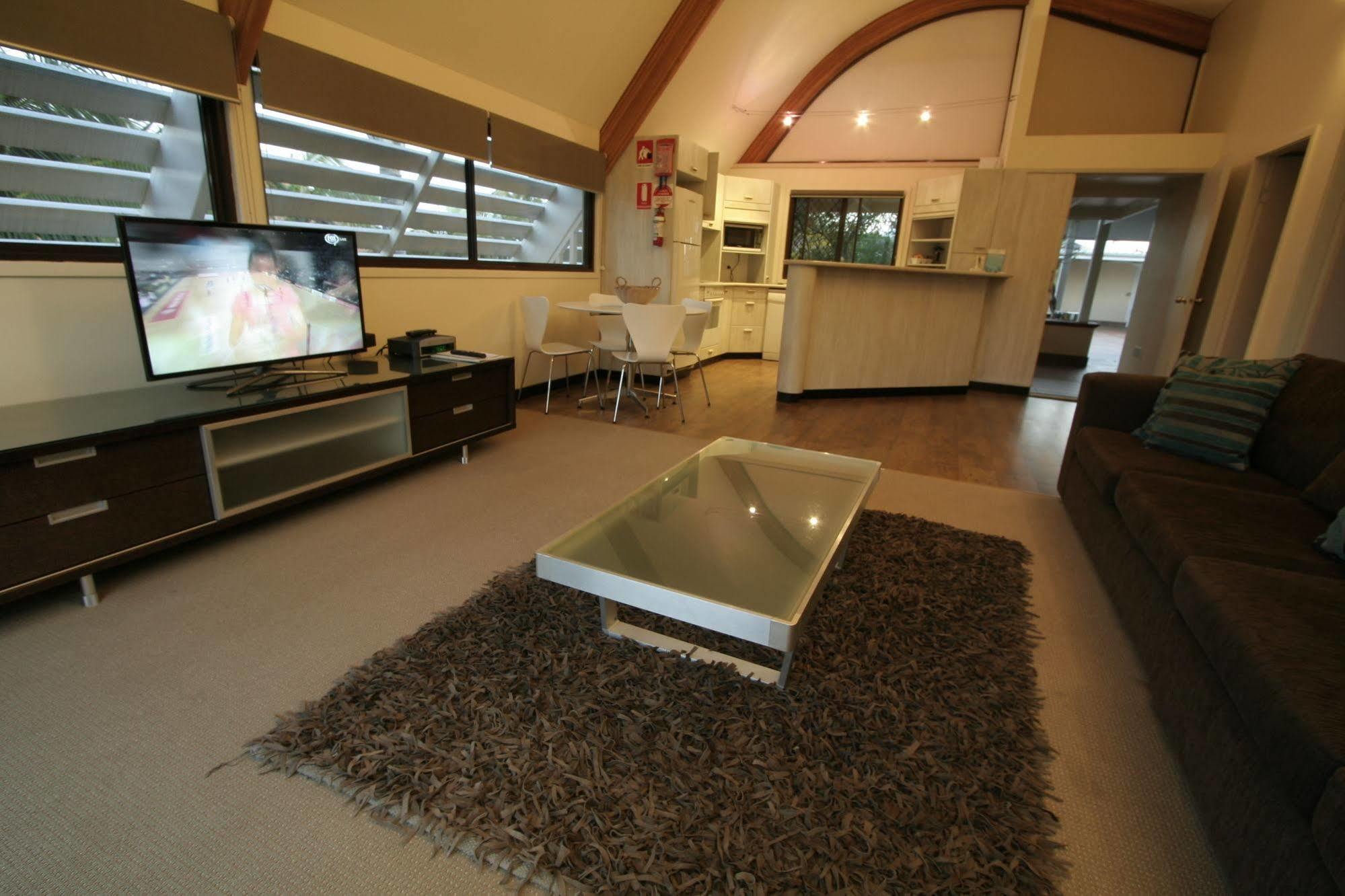 Waves Byron Bay Hotel Bagian luar foto