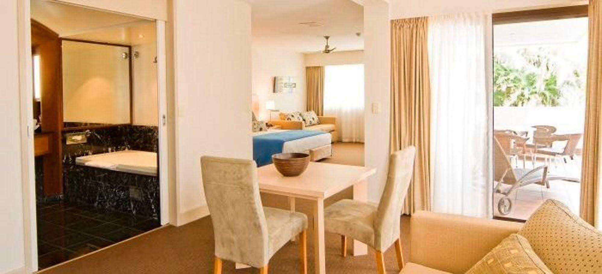 Waves Byron Bay Hotel Bagian luar foto